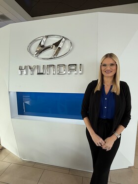 Staff member Nicole Smith from ID_839459