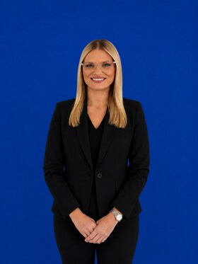Staff member Nicole Smith from ID_839459