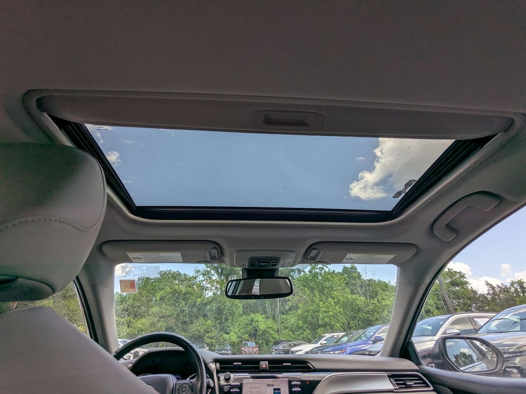 2019 Toyota Camry SE - Photo 19