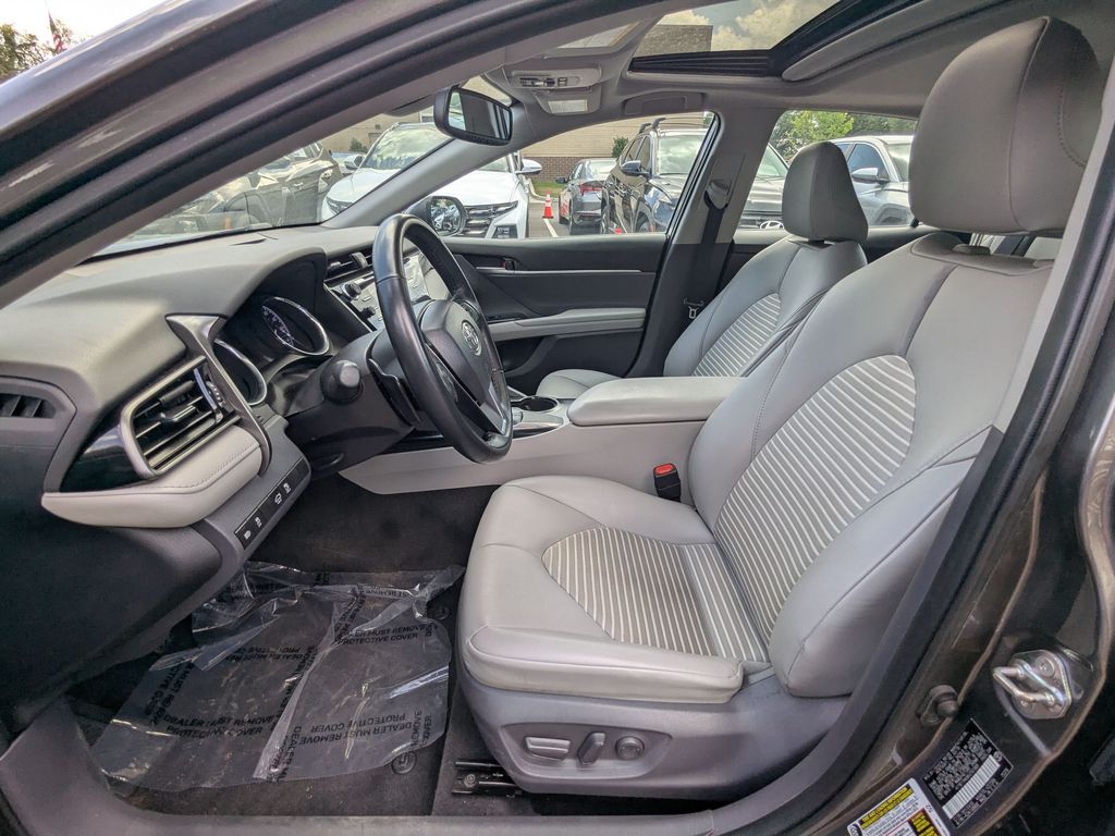 2019 Toyota Camry SE - Photo 16