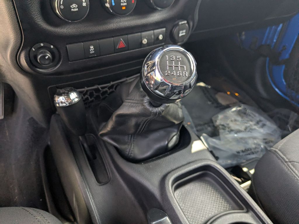 2016 Jeep Wrangler Willys Wheeler - Photo 12