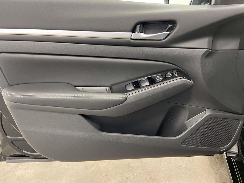 2025 Nissan Altima SL - Photo 9