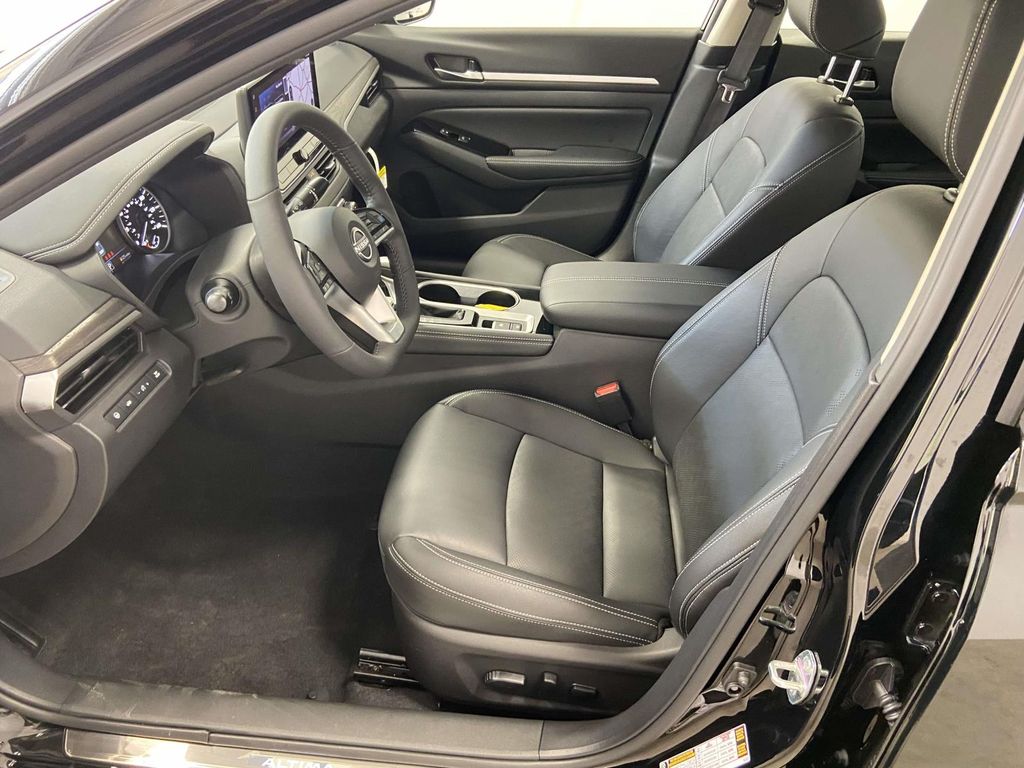 2025 Nissan Altima SL - Photo 10