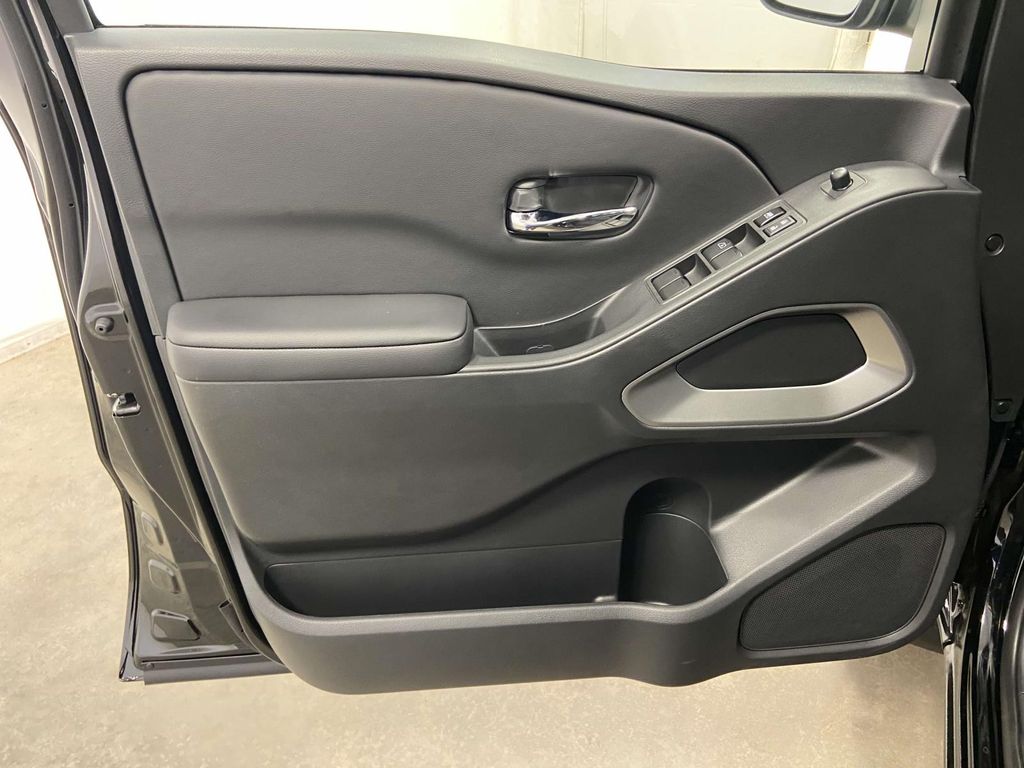 2025 Nissan Frontier SV - Photo 10