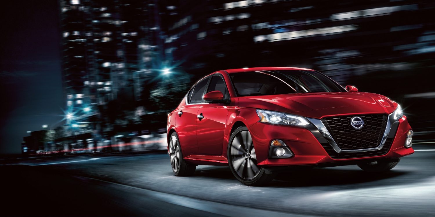 altima-front-exterior-driving-at-night-19tdiuslhd-althelios001.jpg.ximg.l_full_m.smart.jpg