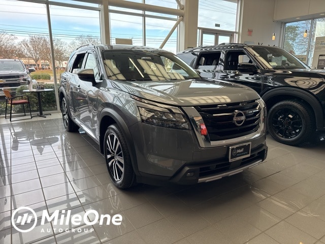 2025 Nissan Pathfinder Platinum's photo