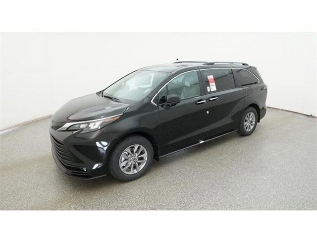 2026 Toyota Sienna XLE's photo