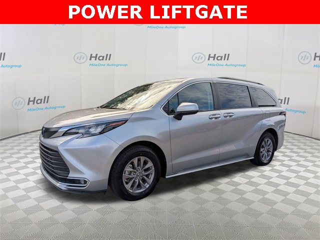 2024 Toyota Sienna XLE's photo
