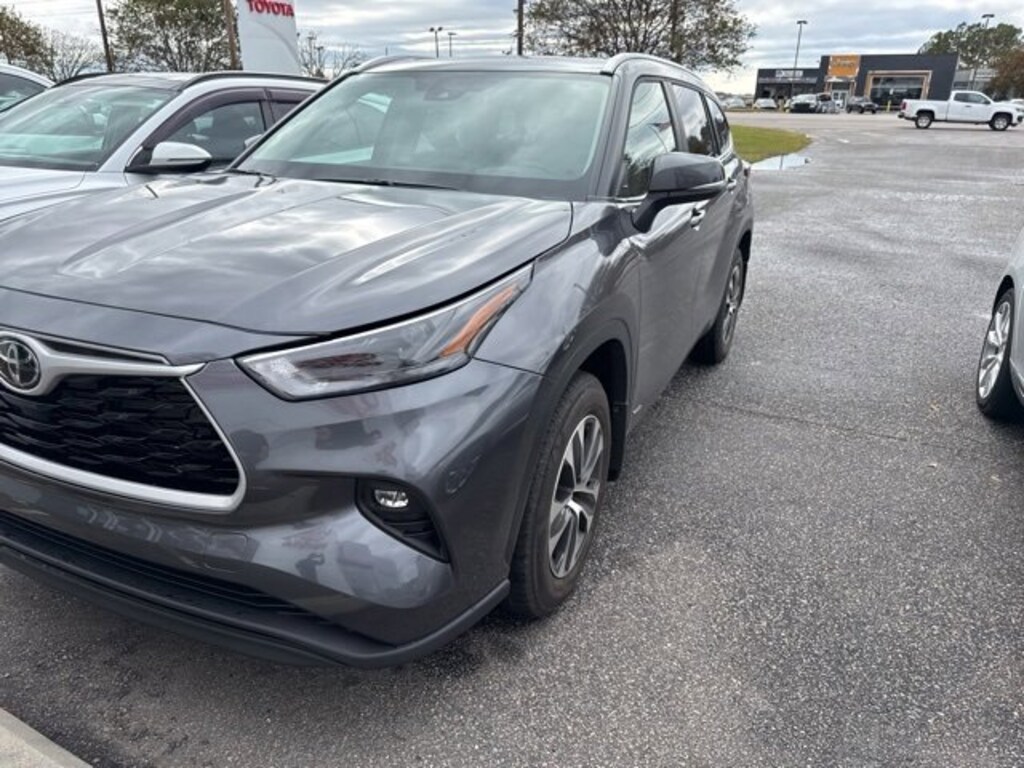 Used 2025 Toyota Highlander Hybrid XLE SUV