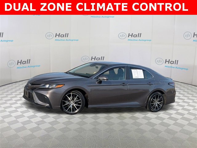 2022 Toyota Camry SE's photo