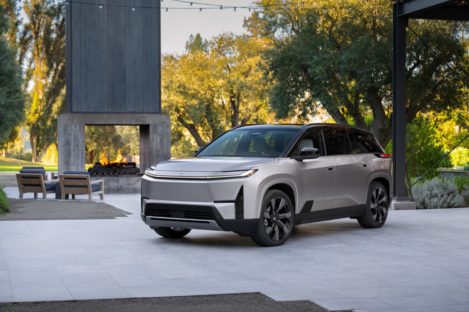 2028_Toyota_Highlander_Limited_Spellbound2Tone_004-1500x999.jpg
