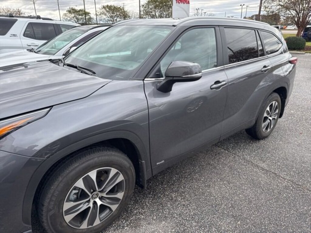 Used 2025 Toyota Highlander Hybrid XLE SUV