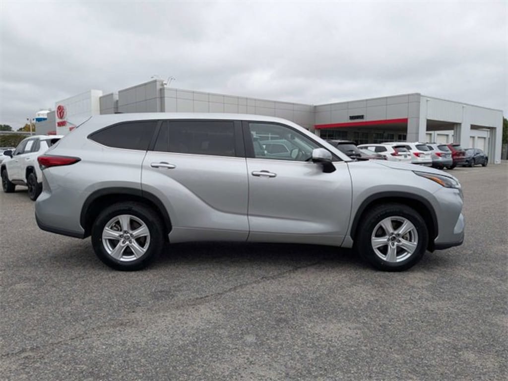 Used 2023 Toyota Highlander L SUV