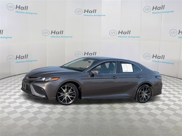 2022 Toyota Camry SE's photo
