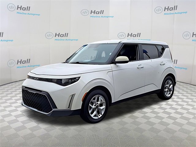 2023 Kia Soul LX's photo