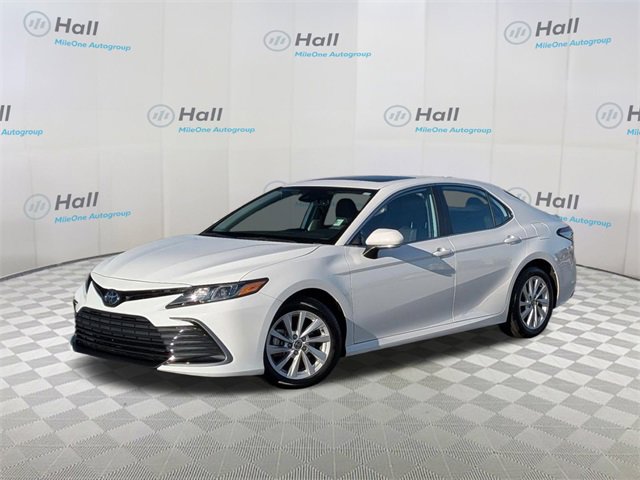 2024 Toyota Camry LE's photo