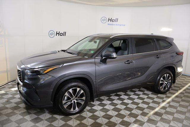 2025 Toyota Highlander XLE's photo