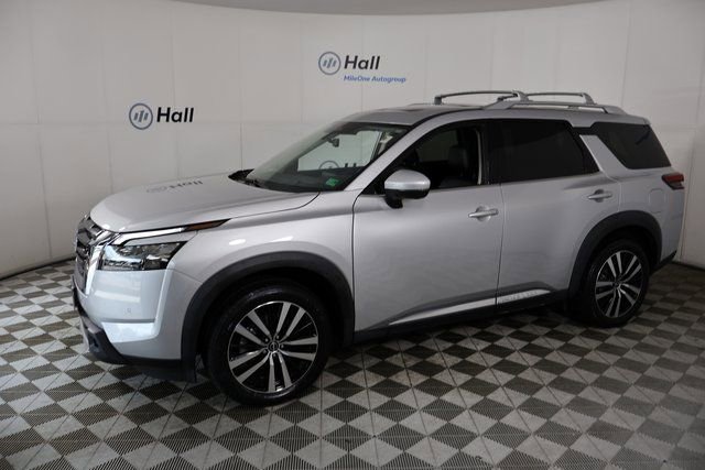 2023 Nissan Pathfinder Platinum's photo