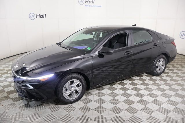 2024 Hyundai Elantra SE's photo