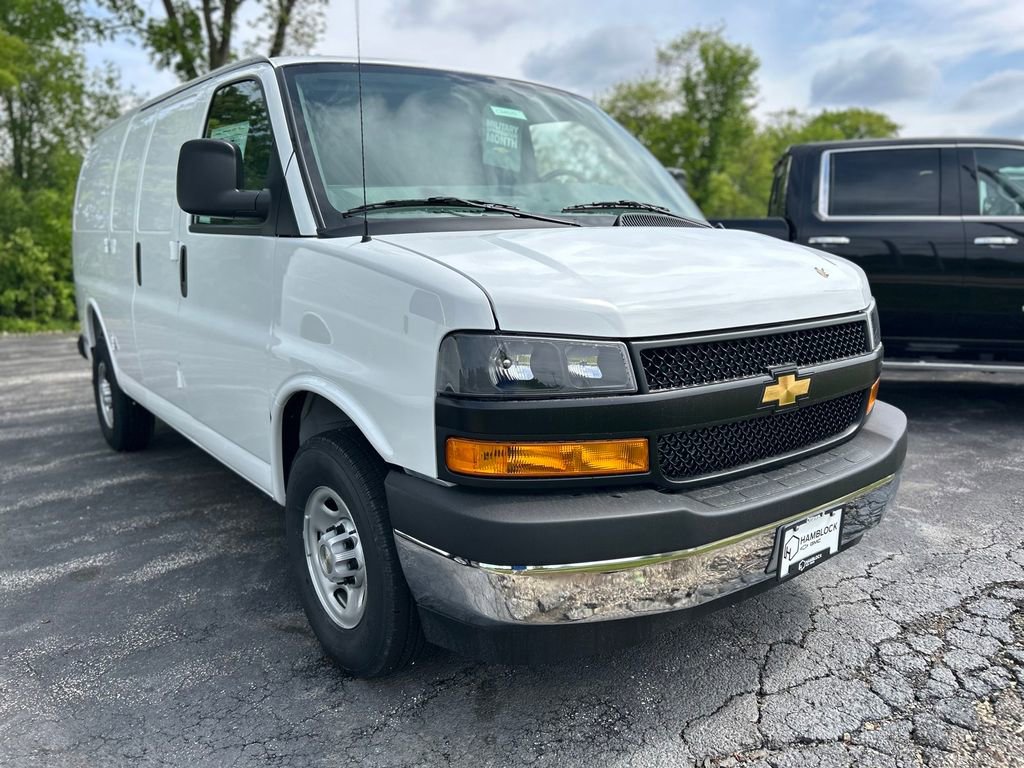2026 Chevrolet Express 3500 Work Van HD's photo