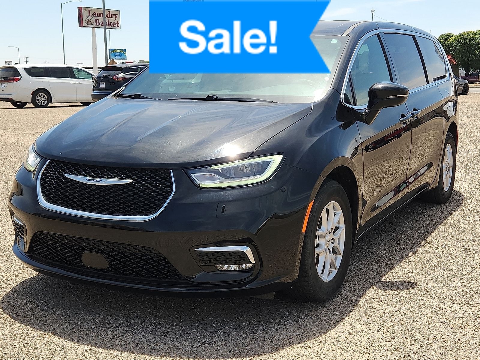 2025 Chrysler Pacifica Select's photo
