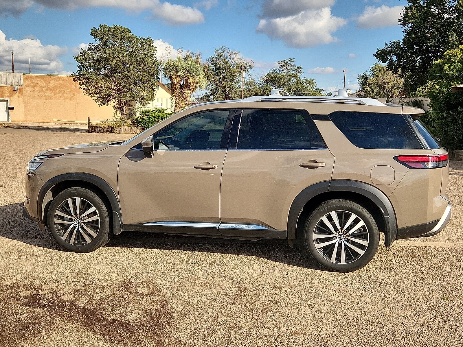 2024 Nissan Pathfinder Platinum photo 2