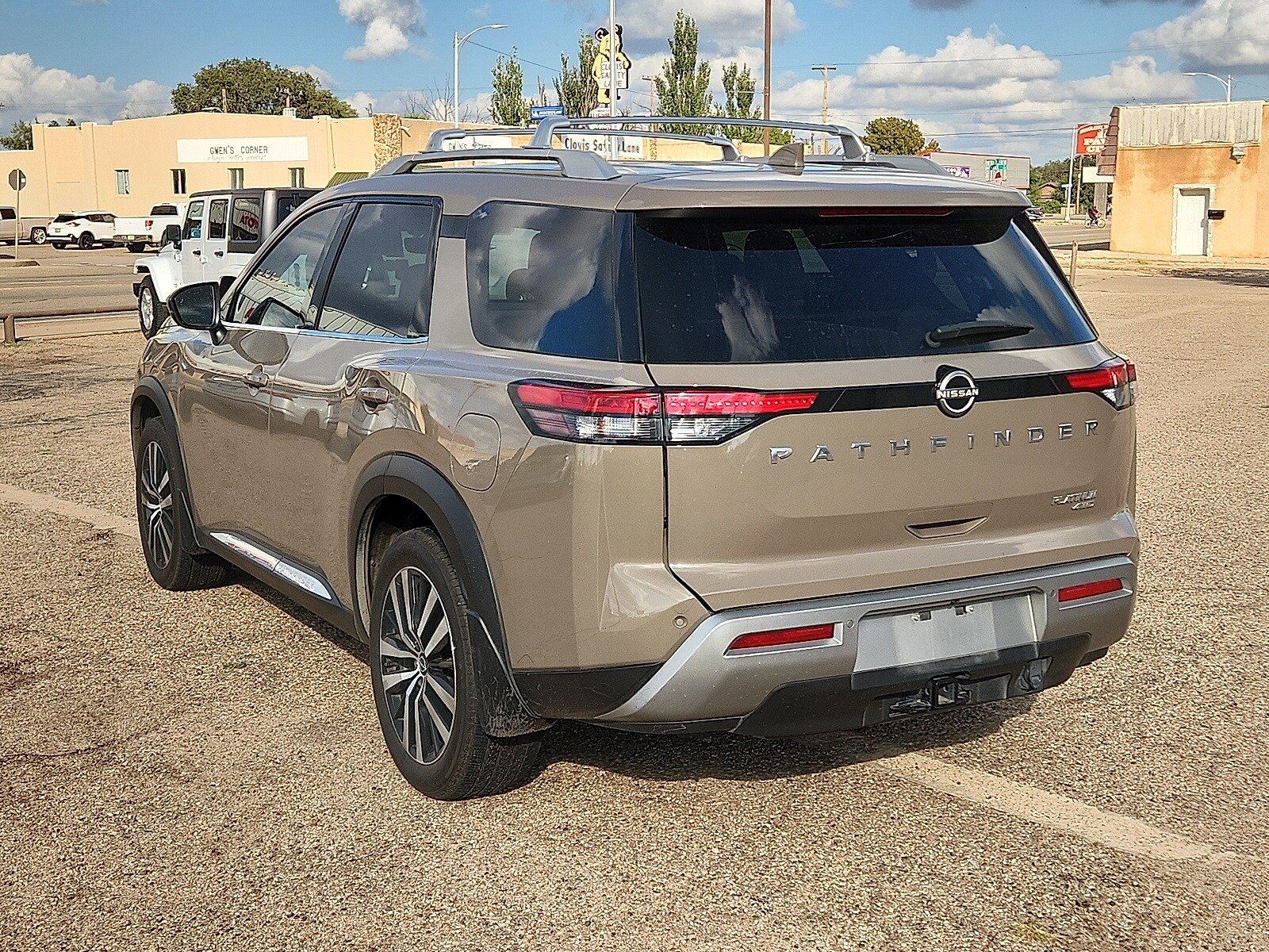 2024 Nissan Pathfinder Platinum photo 3