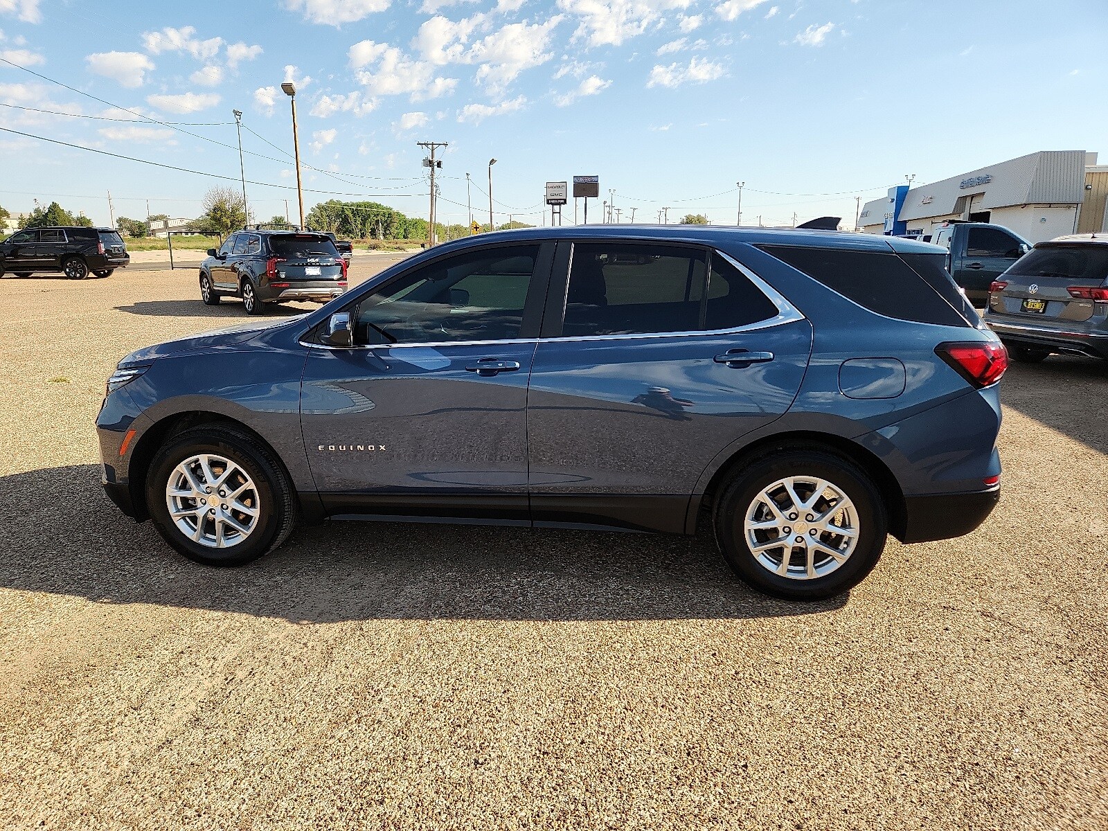 2024 Chevrolet Equinox photo 2