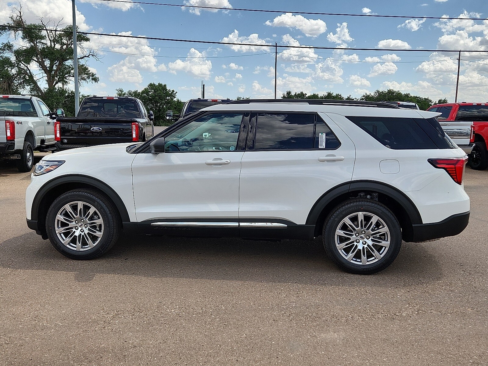 2025 Ford Explorer photo 2