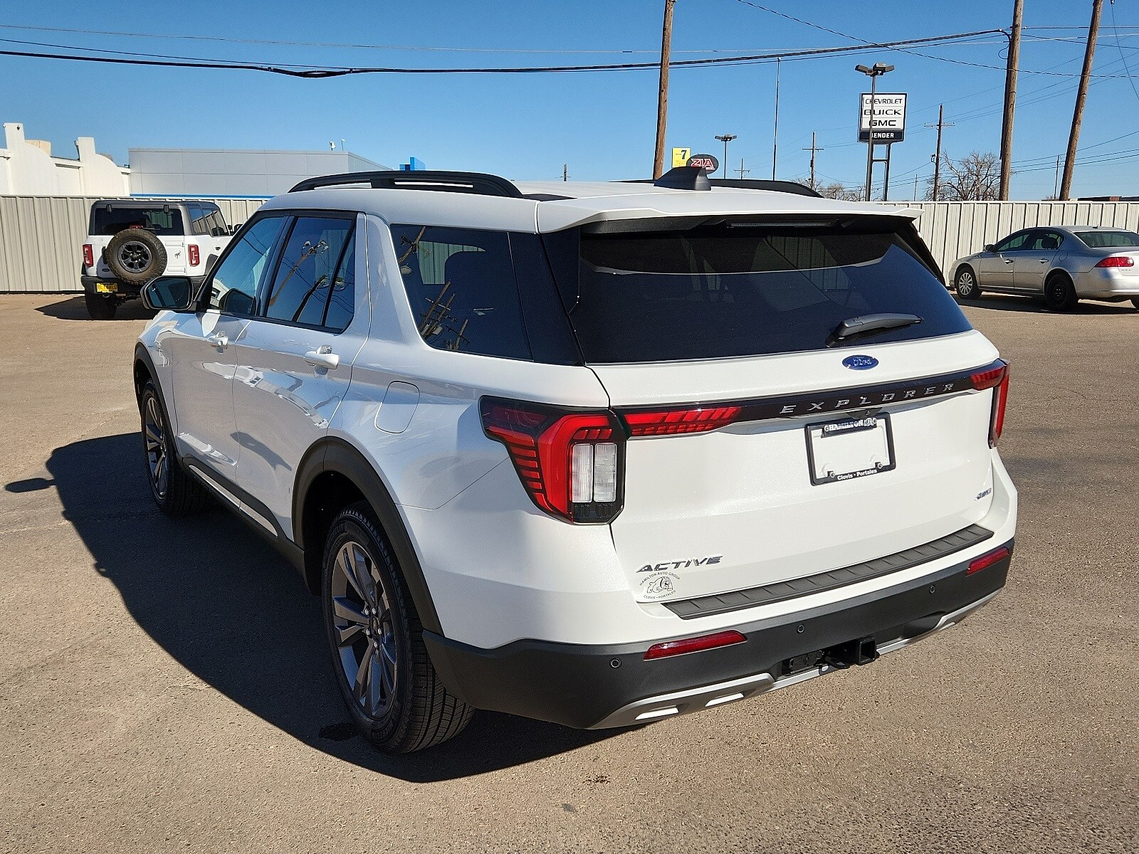 2025 Ford Explorer photo 2