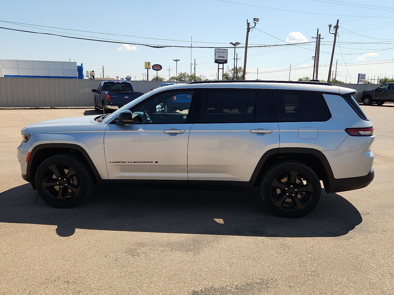 2023 Jeep Grand Cherokee Laredo photo 2
