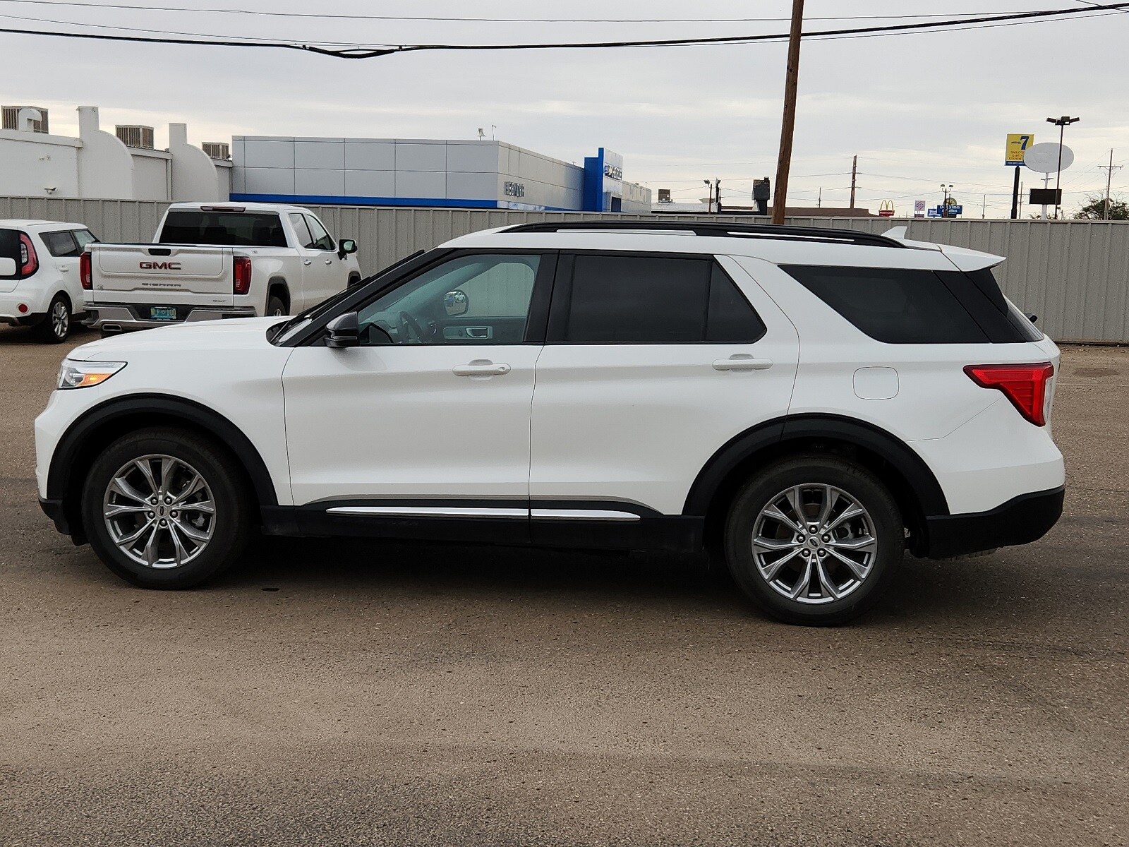 2024 Ford Explorer XLT photo 2