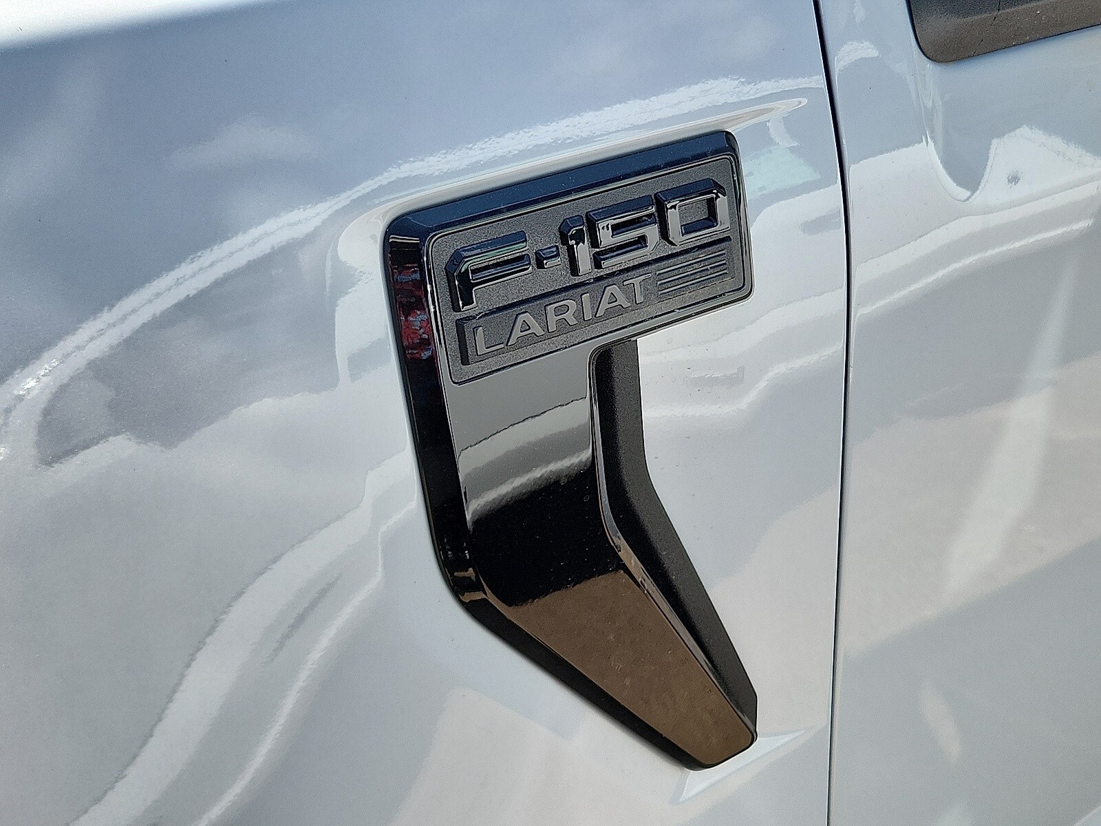 2025 Ford F-150 Lariat photo 3
