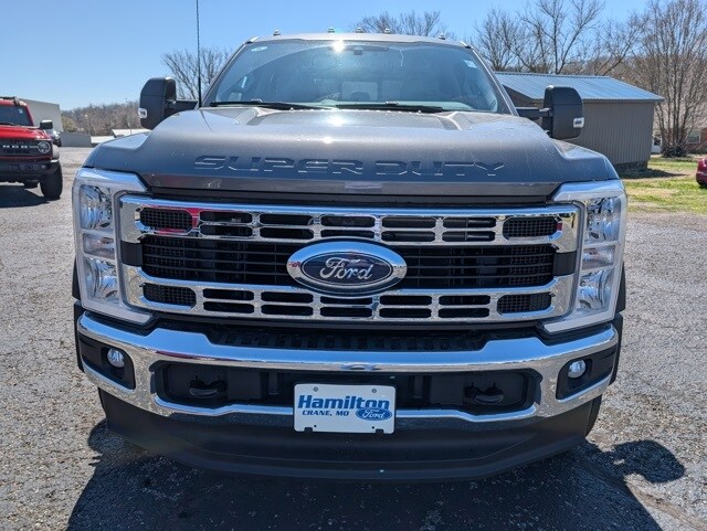2025 Ford F-550 photo 3