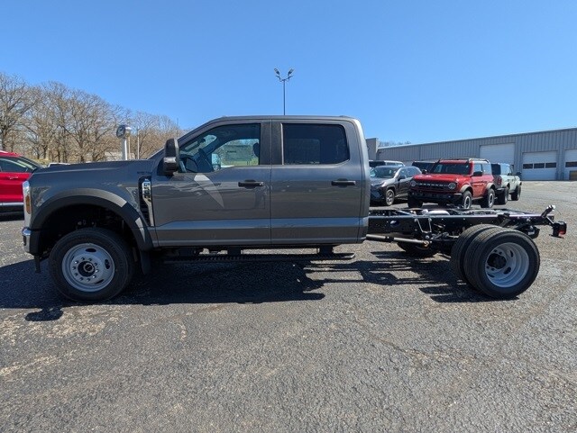 2025 Ford F-550 photo 2