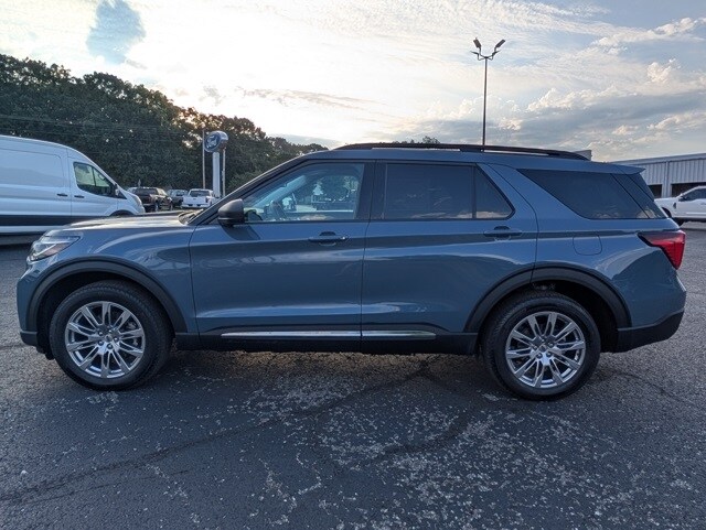 2025 Ford Explorer photo 2