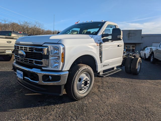 2026 Ford F-350 Super Duty Chassis Cab XL's photo