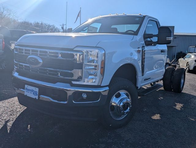 2026 Ford F-350 Super Duty Chassis Cab XLT's photo