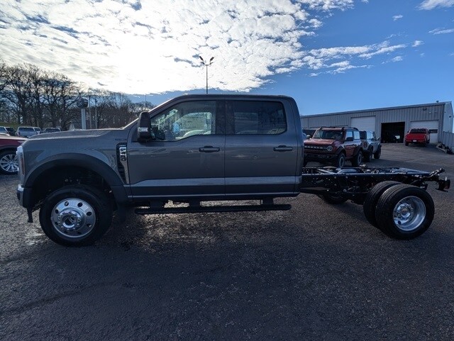 2025 Ford F-450 photo 2