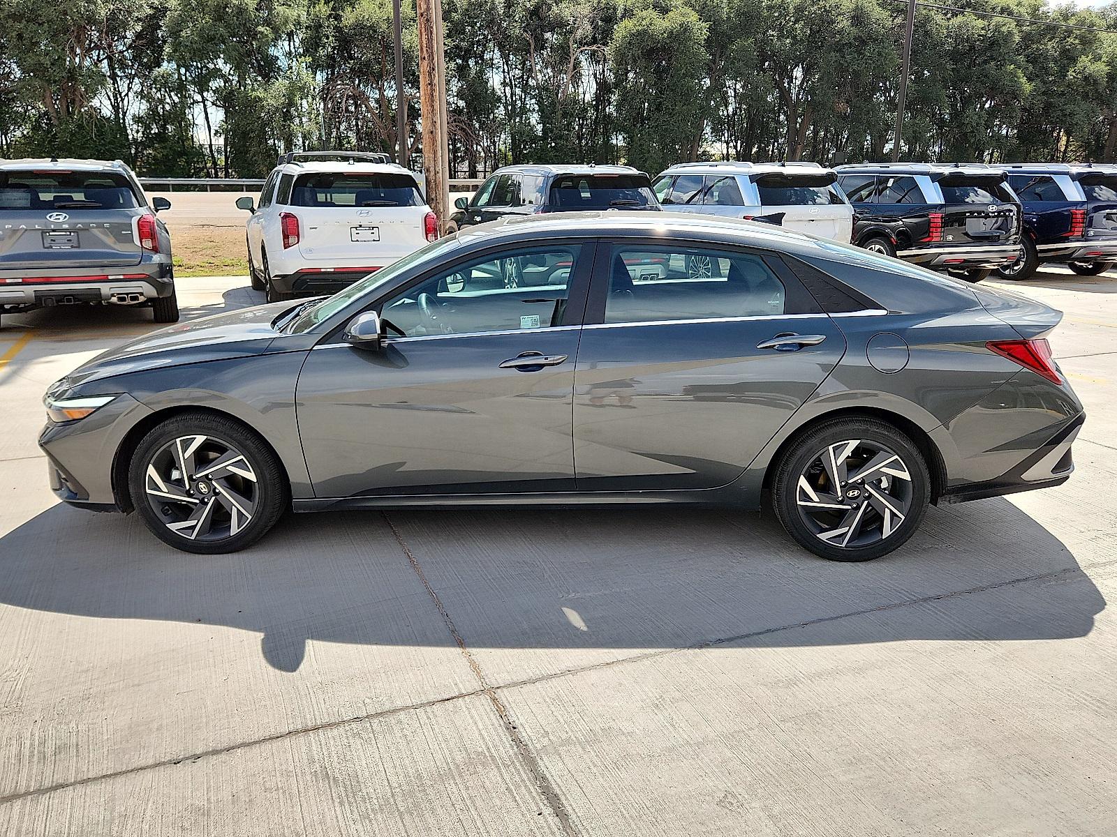 2025 Hyundai Elantra SEL Convenience photo 2