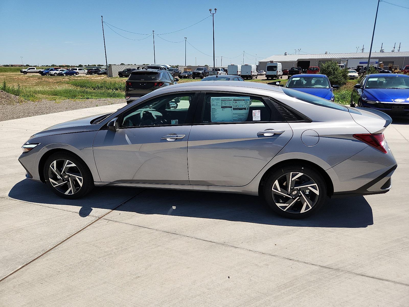 2025 Hyundai Elantra SEL Sport photo 2