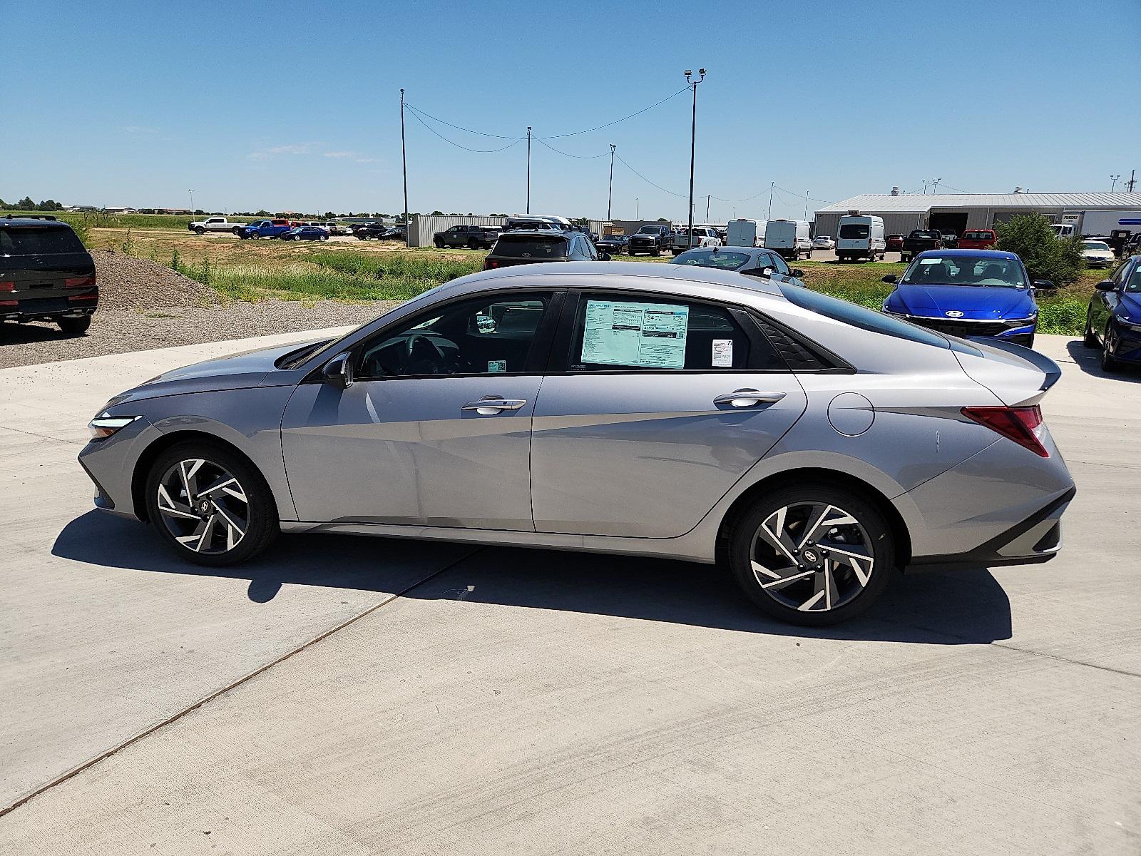 2025 Hyundai Elantra SEL Sport photo 2