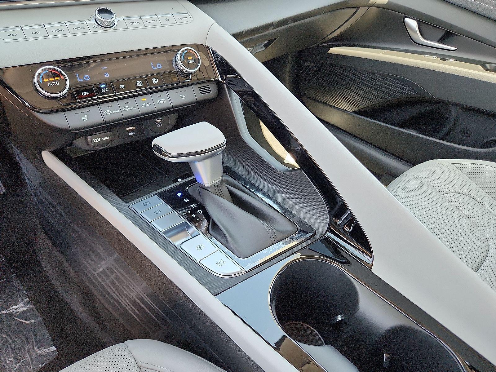 2025 Hyundai Elantra Limited - Photo 16
