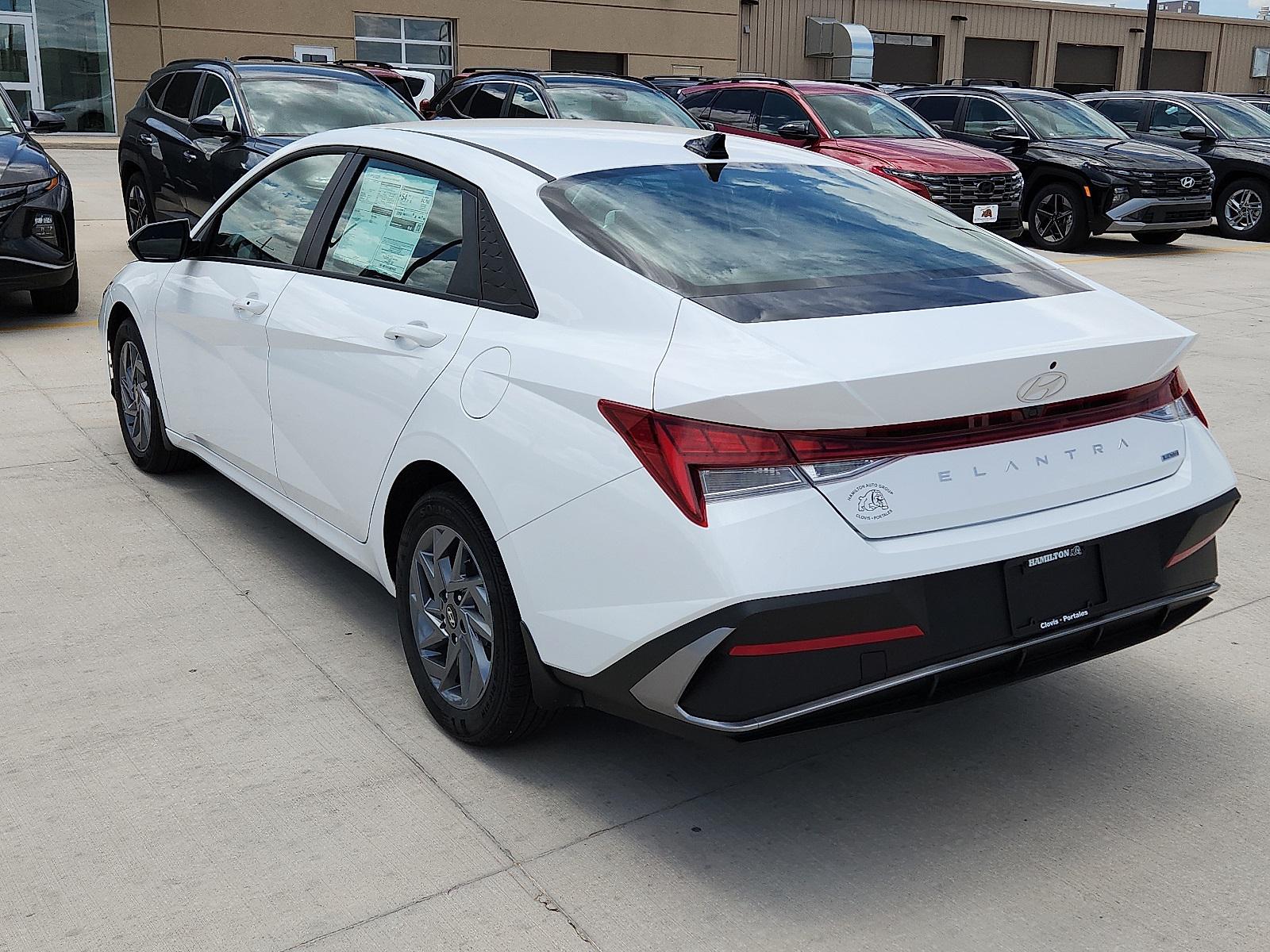 2025 Hyundai Elantra Hybrid Blue photo 3
