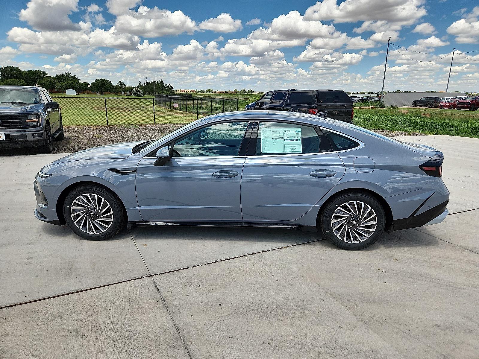 2025 Hyundai Sonata Hybrid Limited photo 2
