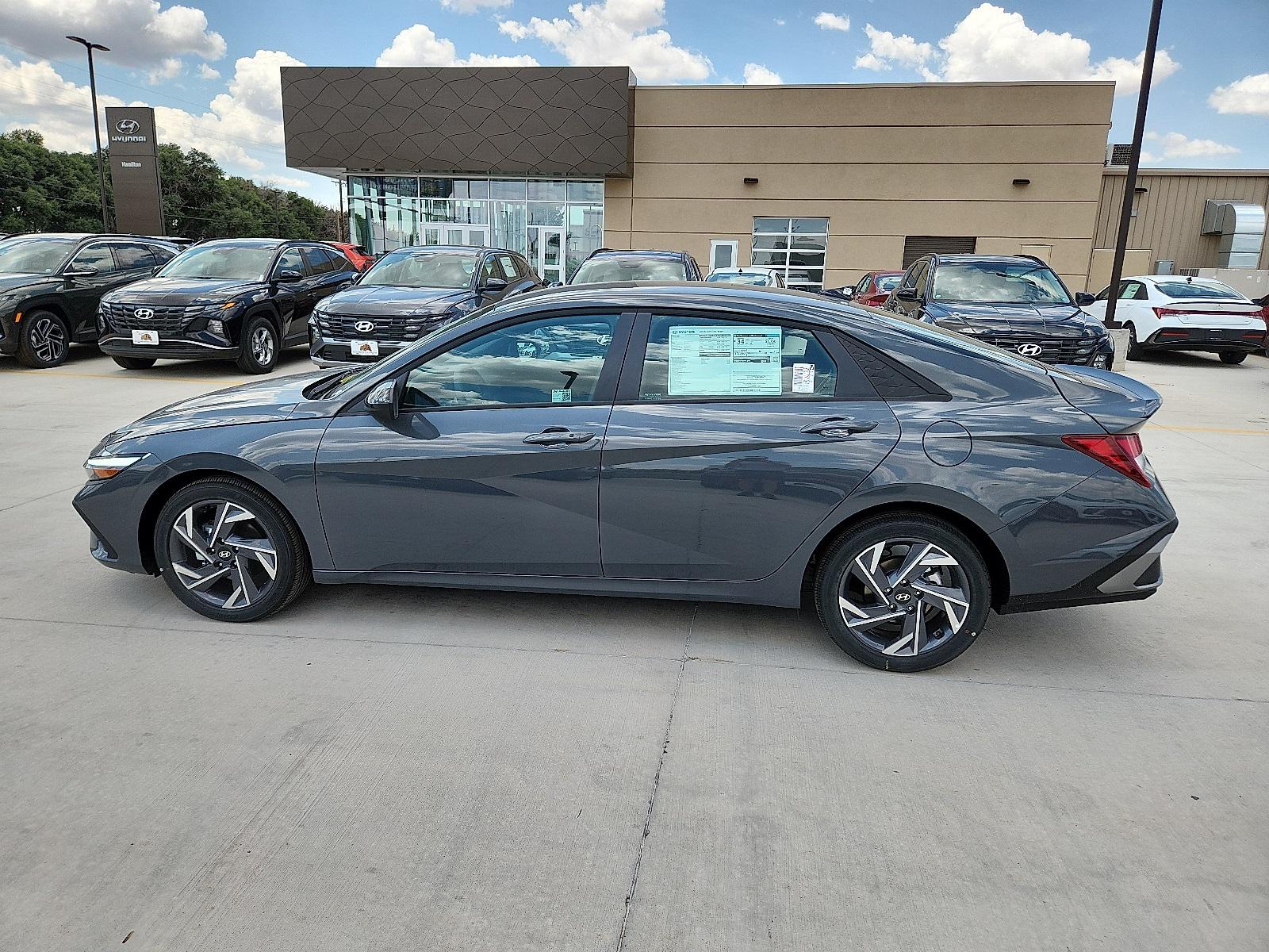 2025 Hyundai Elantra SEL Sport photo 2