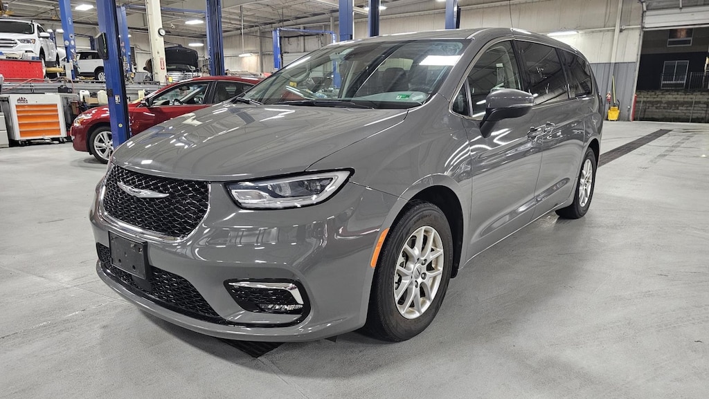 Used 2023 Chrysler Pacifica Touring L Van Passenger Van
