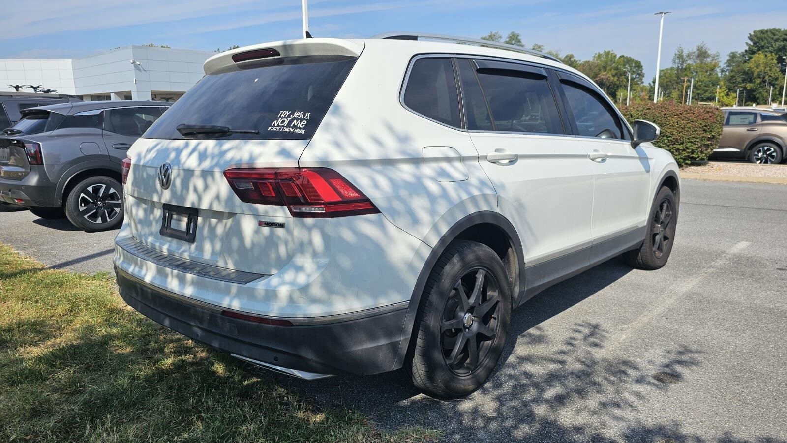 2019 Volkswagen Tiguan SEL R-Line photo 2