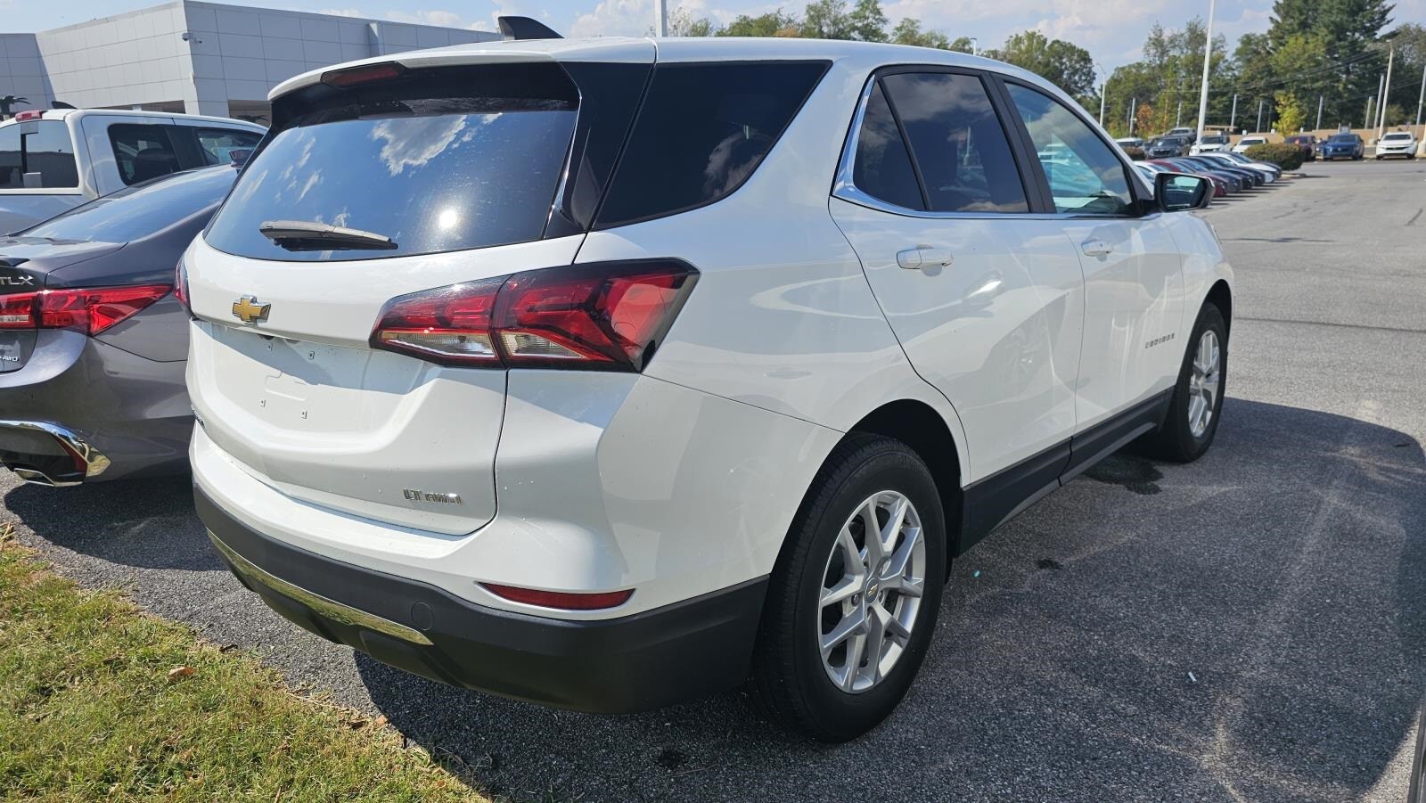 2023 Chevrolet Equinox photo 2