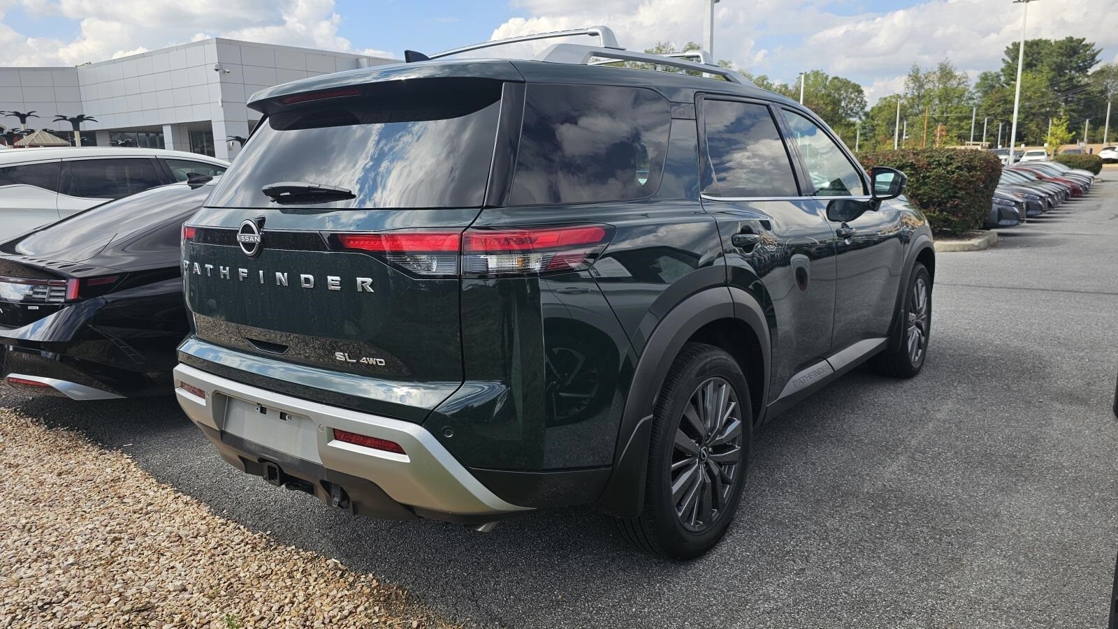 2025 Nissan Pathfinder SL photo 2